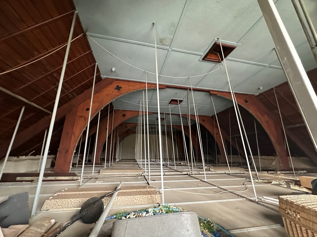 Lot: 24 - TWO DETACHED BUILDINGS WITH POTENTIAL - Void above suspended ceiling